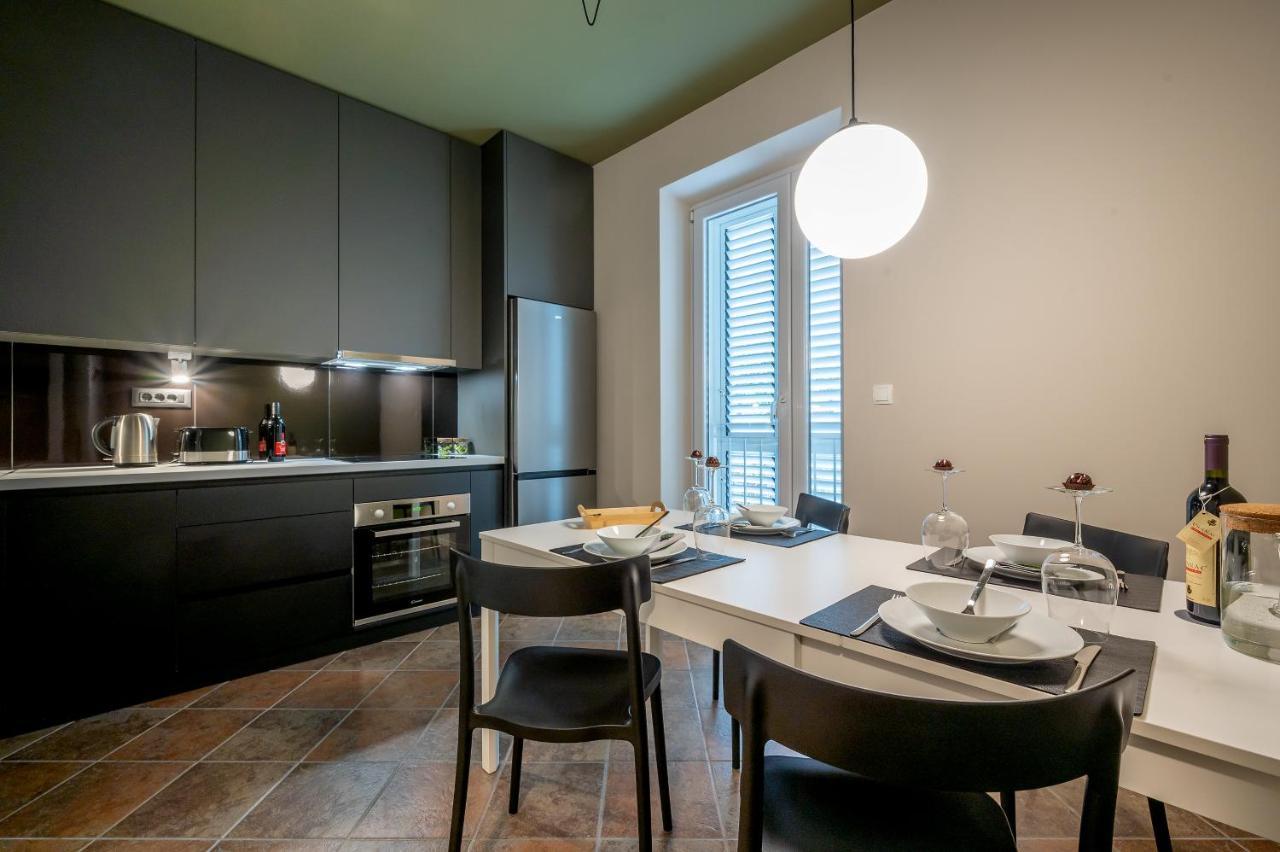 Green, Deluxe Two Bedroom Suite Split Exteriör bild