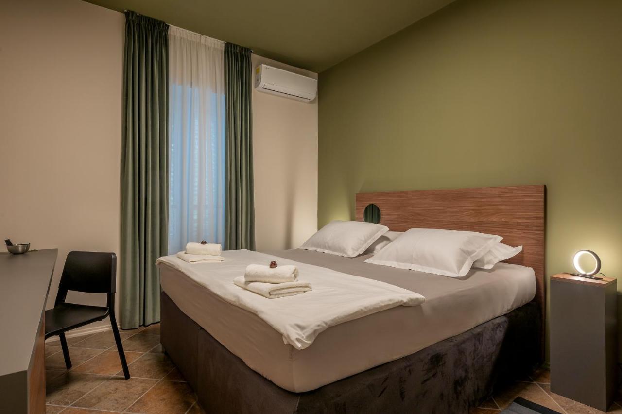 Green, Deluxe Two Bedroom Suite Split Exteriör bild