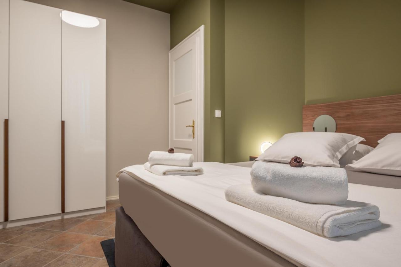 Green, Deluxe Two Bedroom Suite Split Exteriör bild